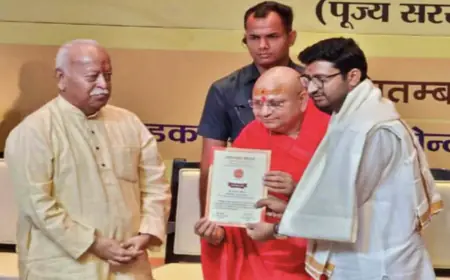 Dr. Deepak Vashishtha of Sirohi honored for Hindi version of Vedas, honored by Sarsanghchalak