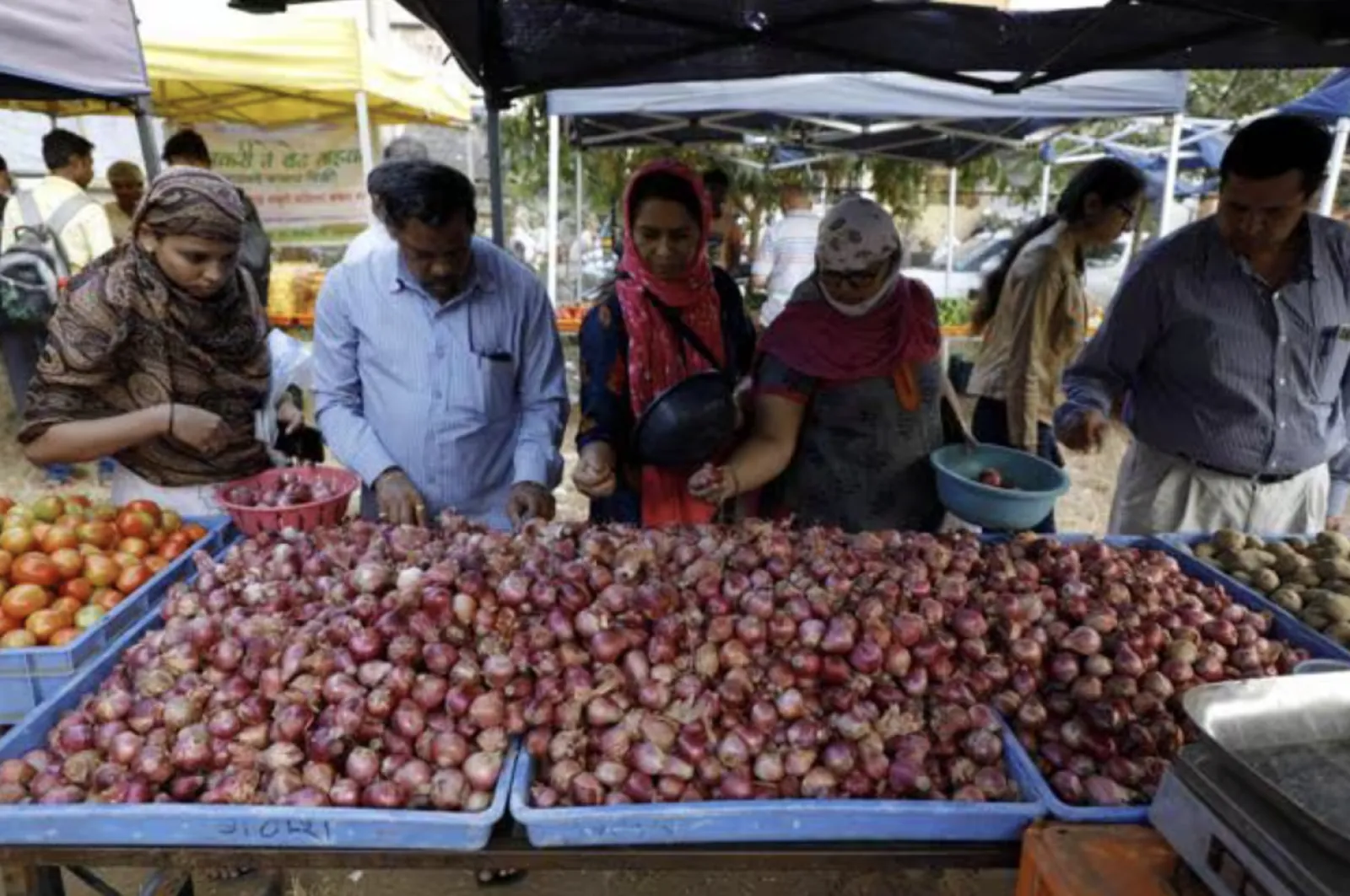 People are facing problems due to the huge rise in Onion prices in some cities