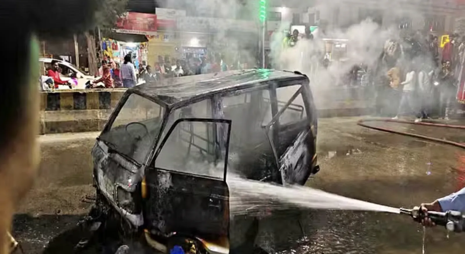 Maruti van caught fire near petrol pump; People left their shops in panic and ran away
