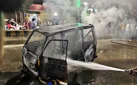 Maruti van caught fire near petrol pump; People left their shops in panic and ran away