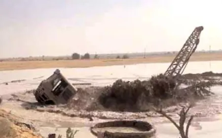 Water fountain burst in the desert up to 850 feet below without pressure of machine