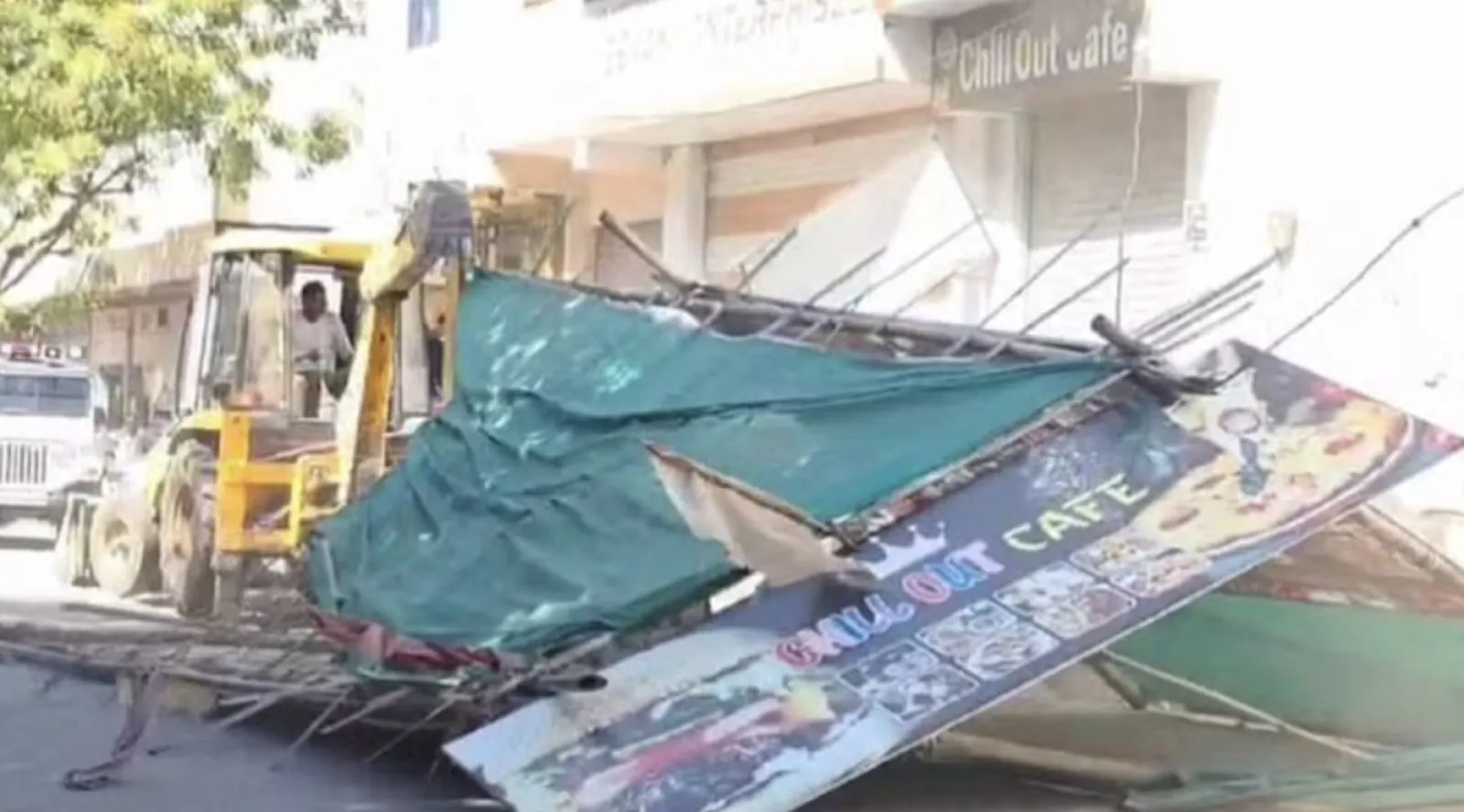 Beawar Blackmail Kand: Bulldozers ran to the cafe where the accused used to call the girls, Nagar Palika seized it