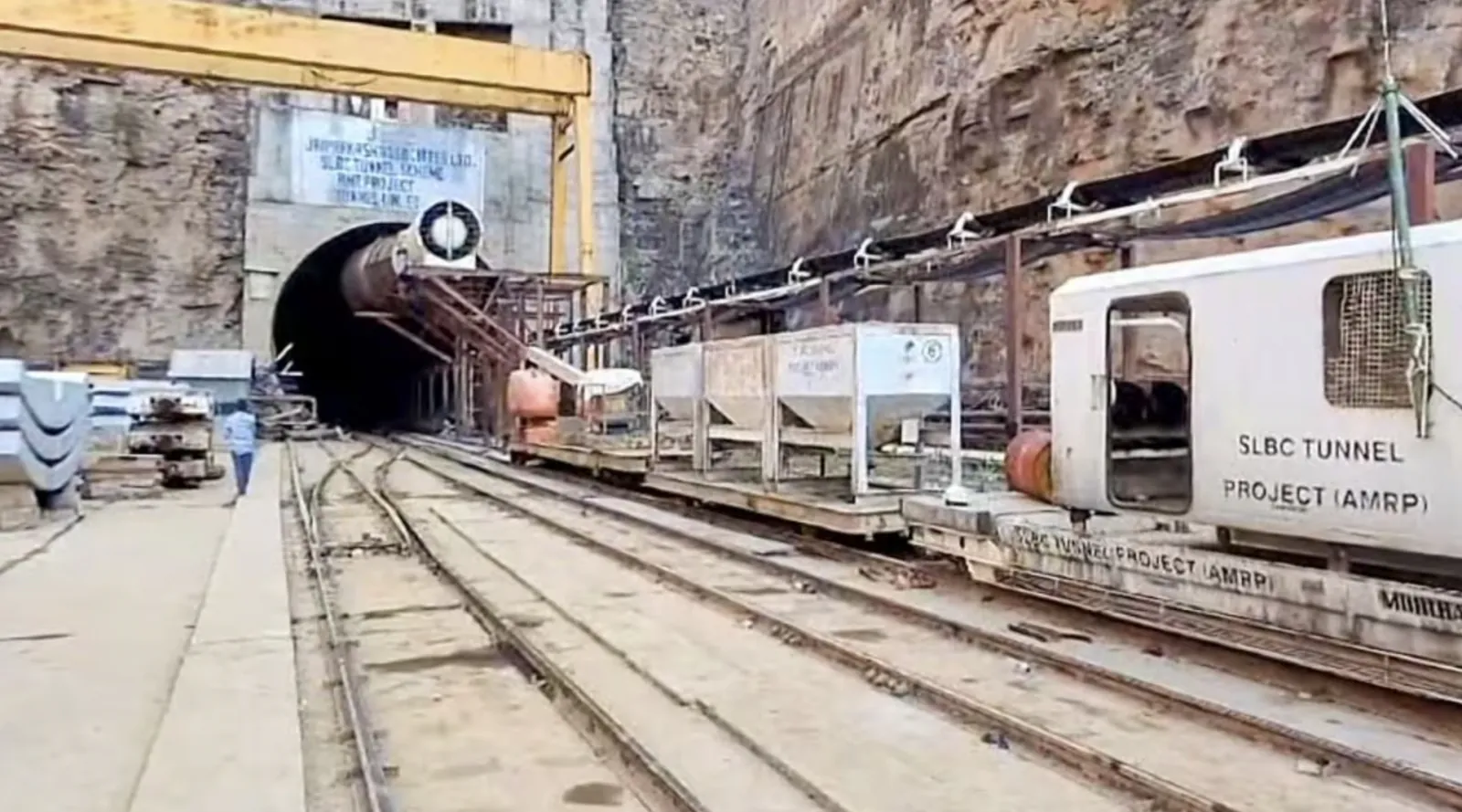 Hope of rescue team reaching 8 people trapped in the tunnel soon, TBM machine is being cut with gas cutter