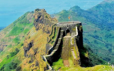 Visit forts that represent the valor of the Maratha Empire and narrate the story of Chhatrapati Shivaji's life
