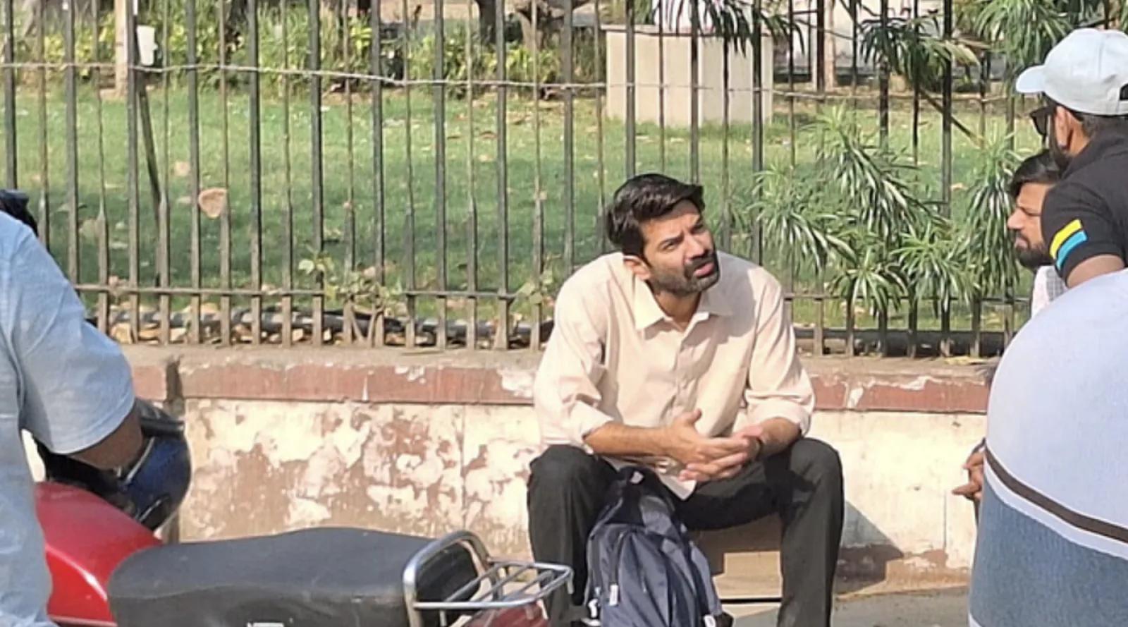 Bollywood film Hawks scene filmed outside Ravindra Manch, these actors appeared in simple style