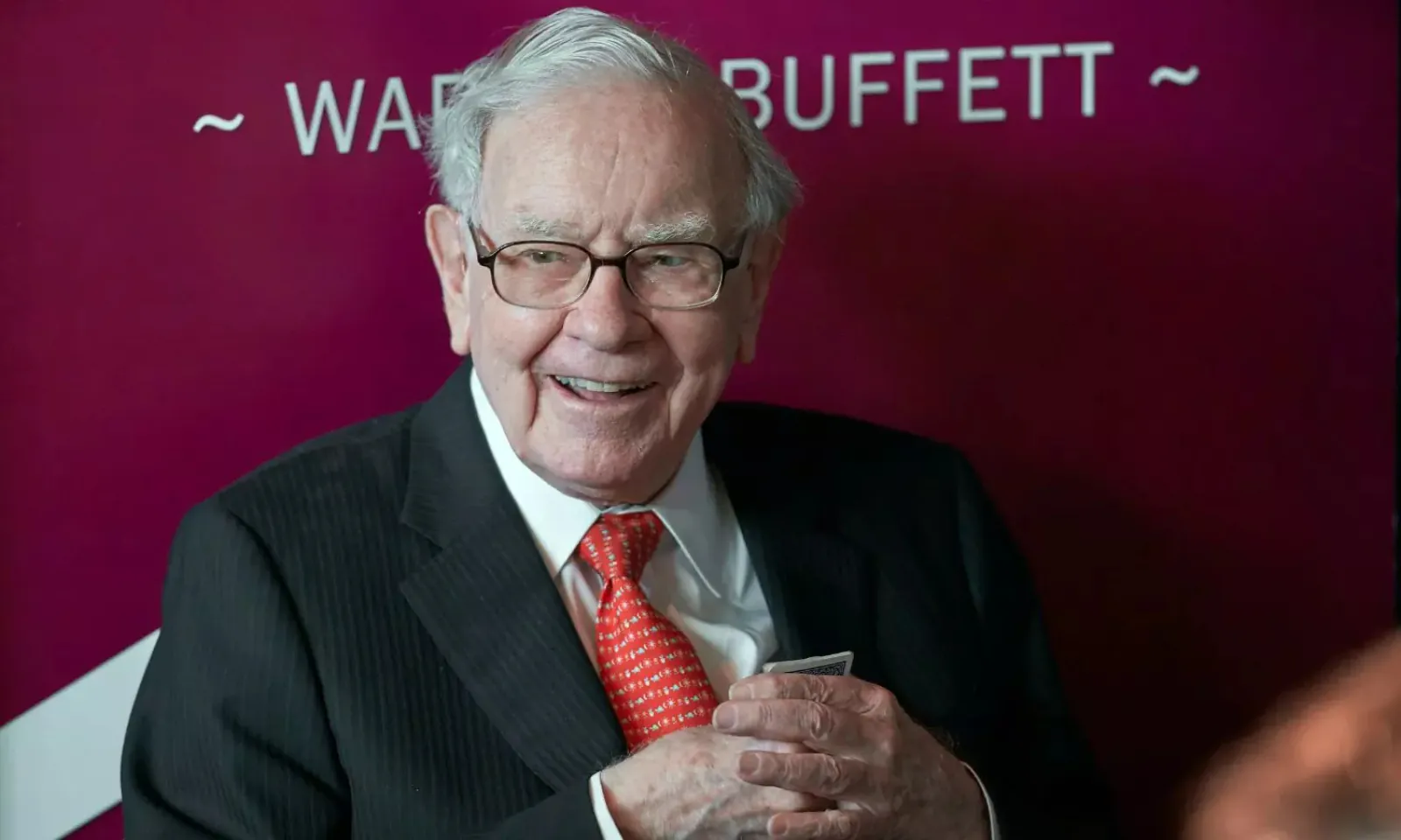 Warren Buffett will retire at the end of this year, suggested the name of Greg Abel for the new CEO
