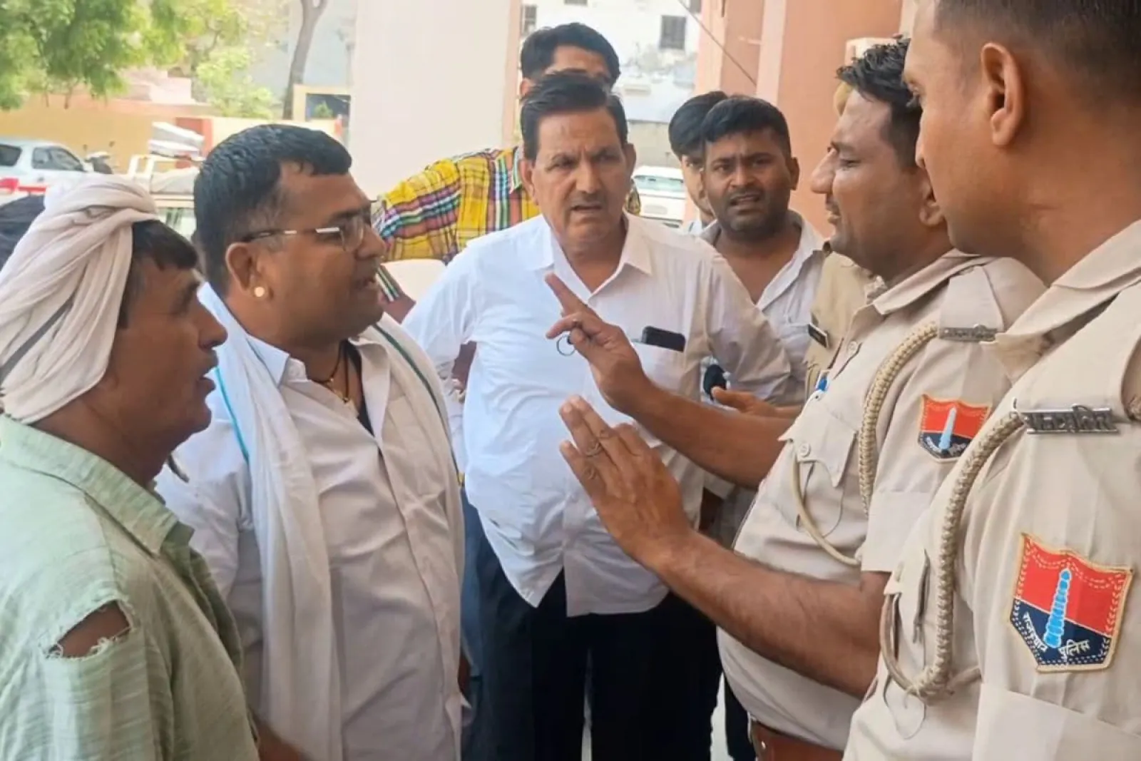Rajasthan News: Fearless criminal slapped an officer and took away his name plate in a police station