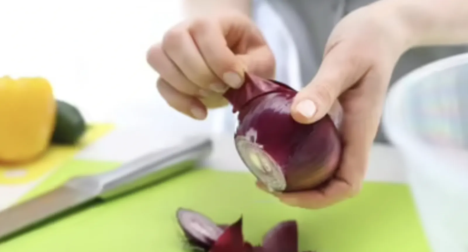 Do you know onion peels are very beneficial and healthy for skin?; Know how to use them