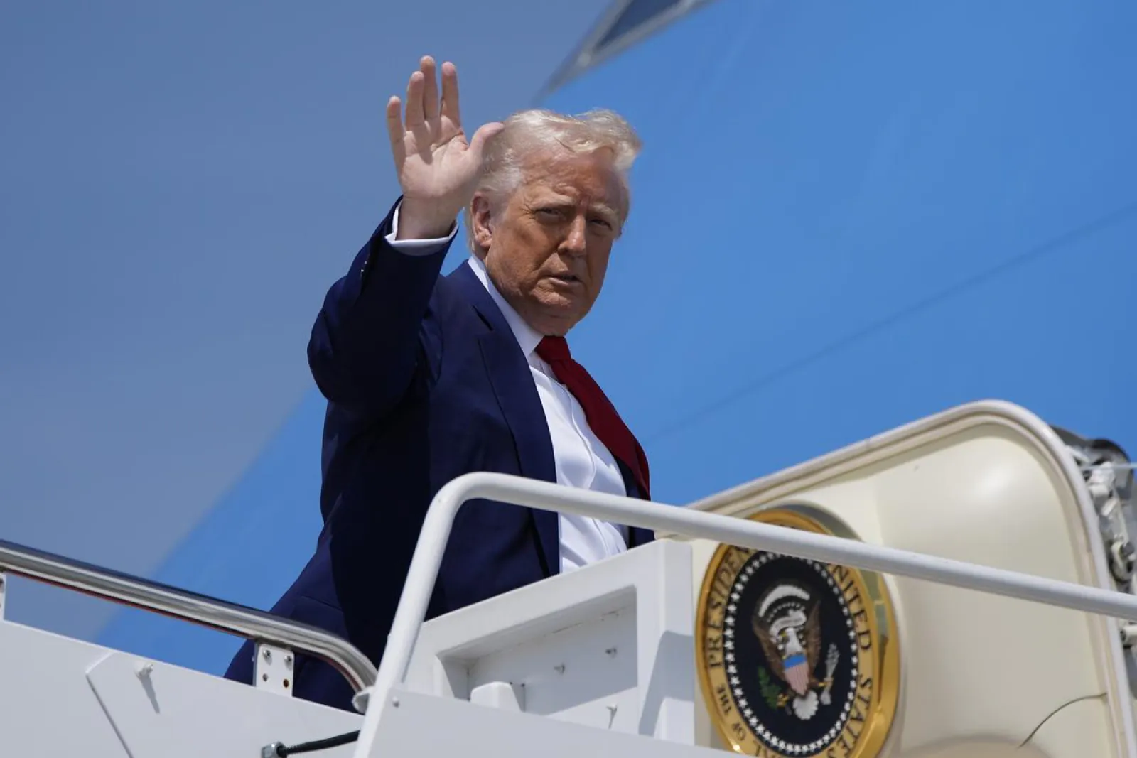 US economy shrunk by 0.5% from January to March, experts cited Trump's trade policy as the reason