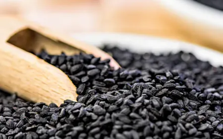 Eating one spoon of roasted nigella seeds every night before sleeping can give you 4 big health benefits