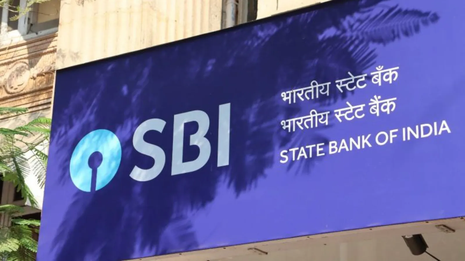 Thieves stole for two hours in SBI bank of Andhra Pradesh, took away 10 kg gold and Rs 38 lakh