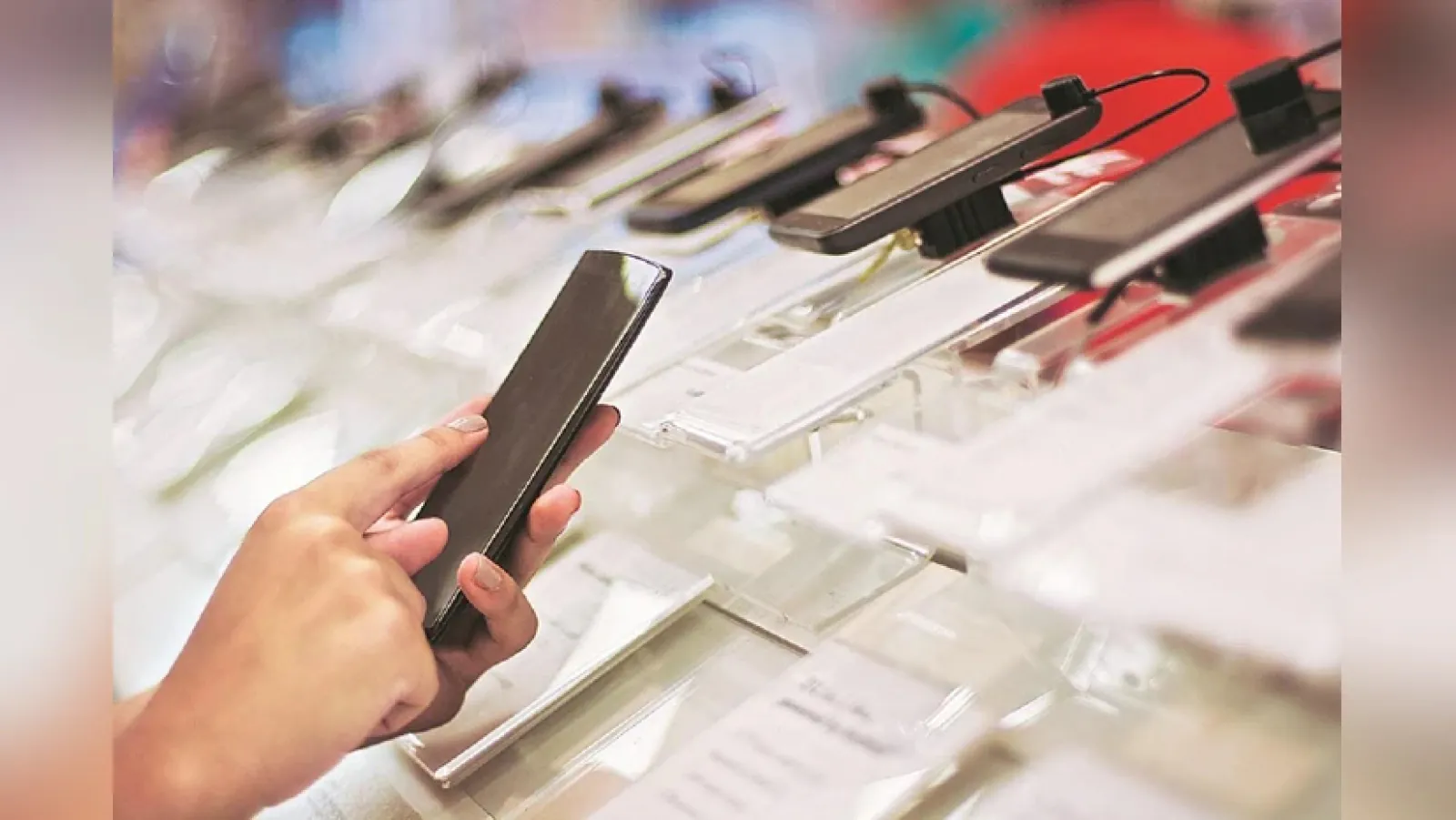 India's smartphone exports to the US fell by 58 percent, impact of tariffs becoming visible
