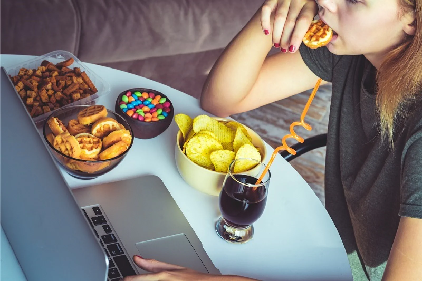 From Munching to Mindless Eating: How Stress Fuels Unhealthy Cravings