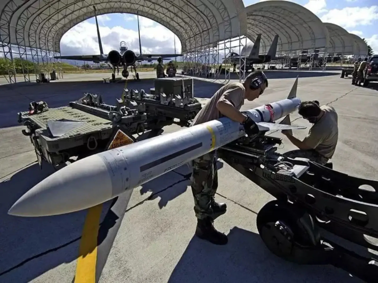 US Denies New AMRAAM Missile Deal with Pakistan, Calls It Routine Maintenance Contract