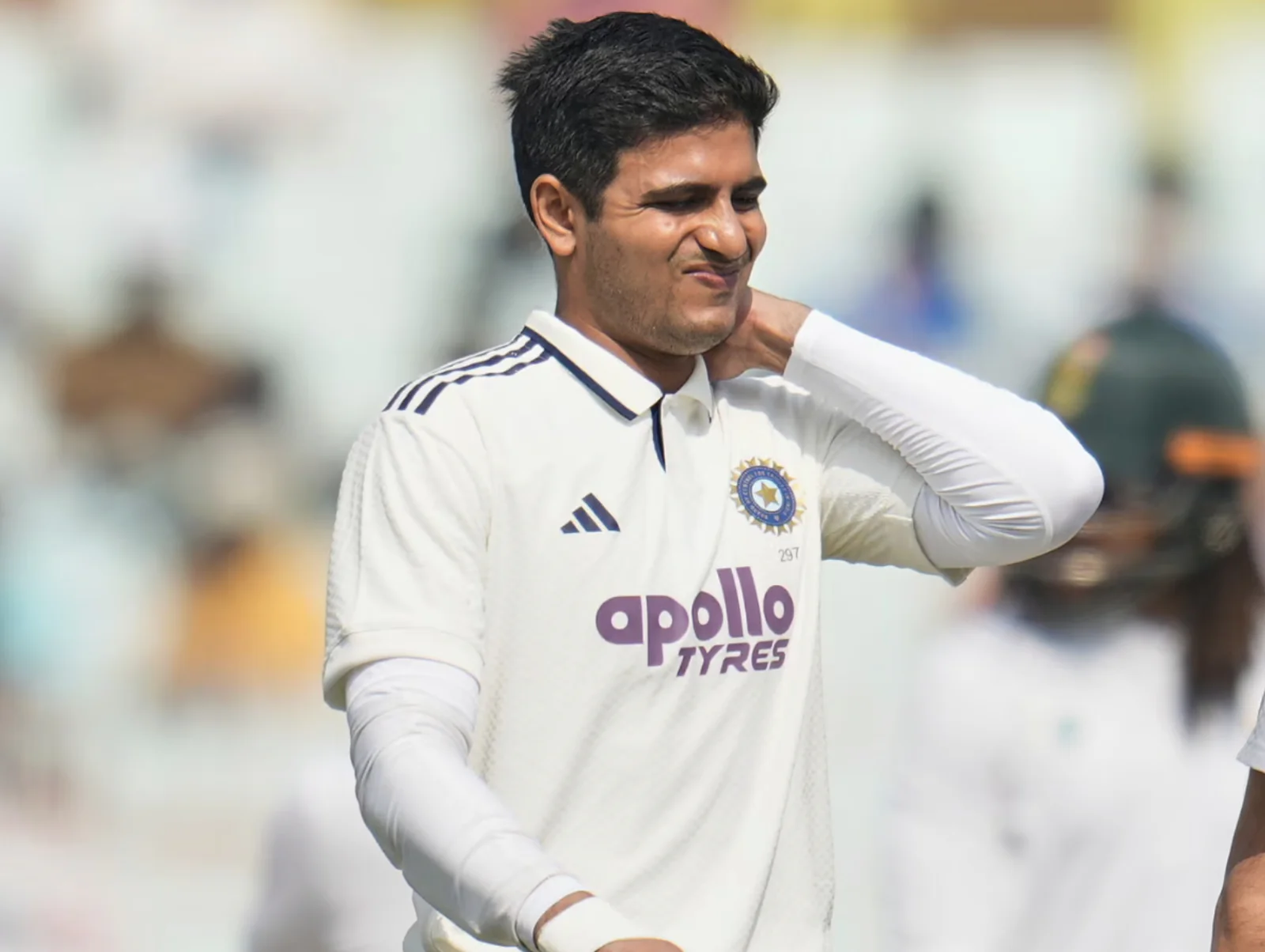 Shubman Gill Retires Hurt With Neck Spasm; Taken to Hospital for Overnight Observation