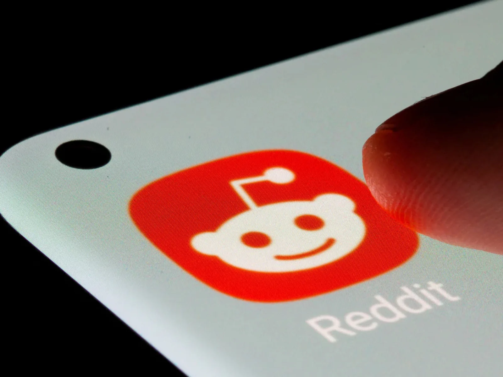 New Australian Law Bans Social Media for Children Under 16; Reddit Files High Court Challenge