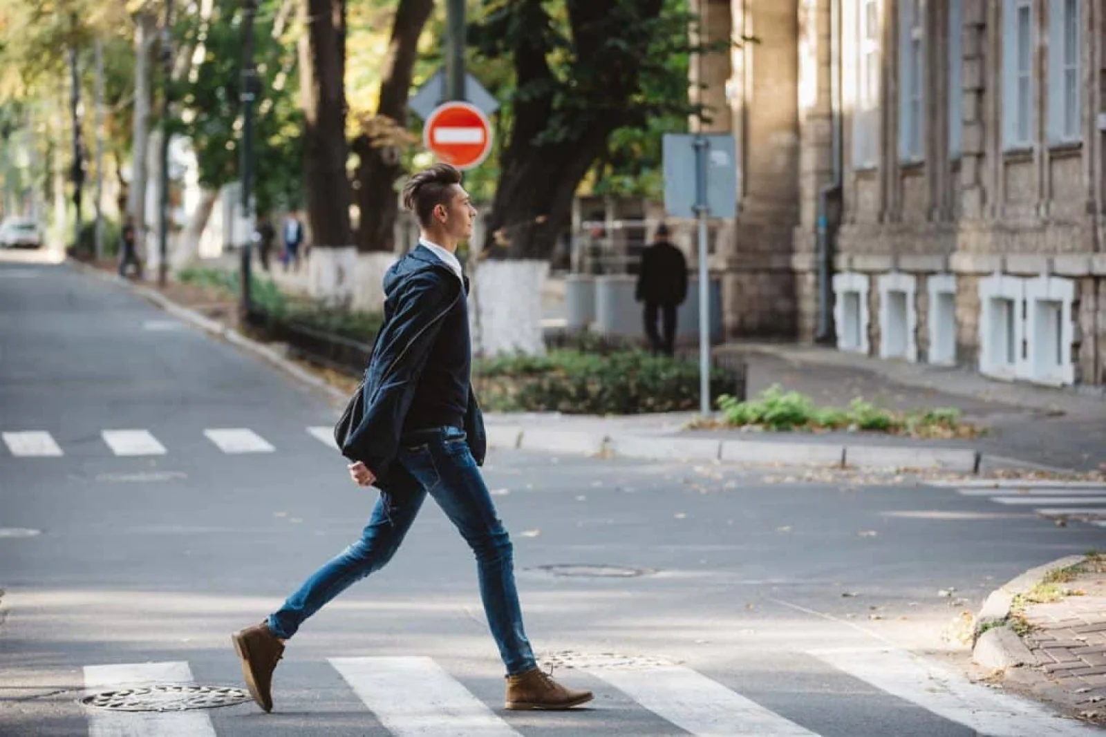 Ever Wondered Why Some People Always Walk Fast? Science Explains