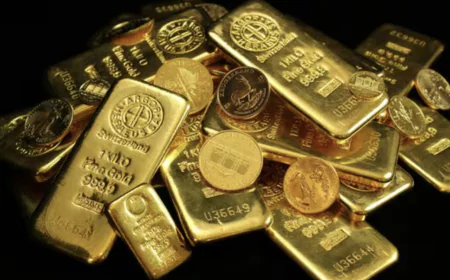 Global Pressure Weighs on Silver; Gold Finds Support from Central Bank Buying