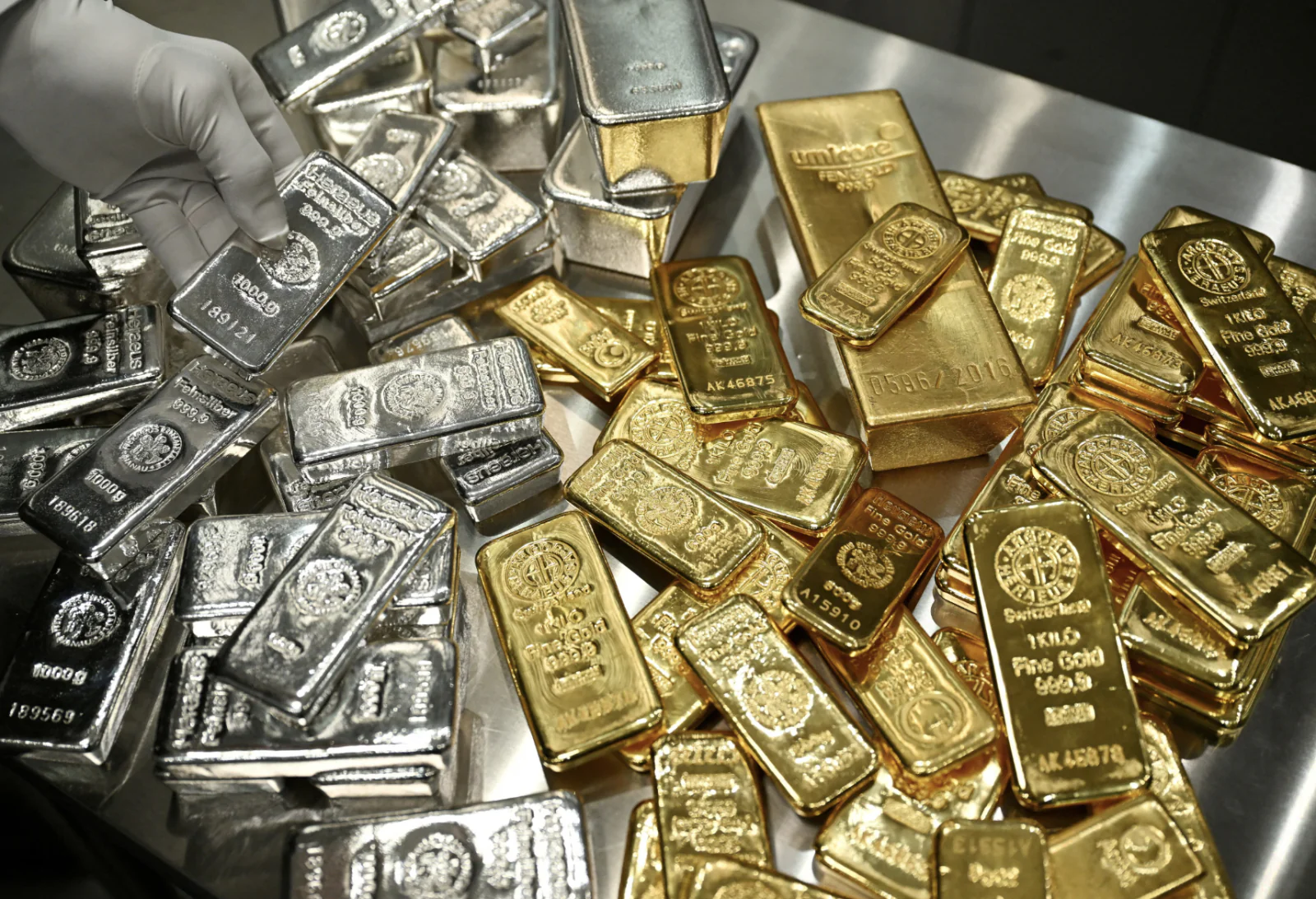 Investors Burnt as Silver Falls Over 30%, Gold Slides Nearly 20% From Peak