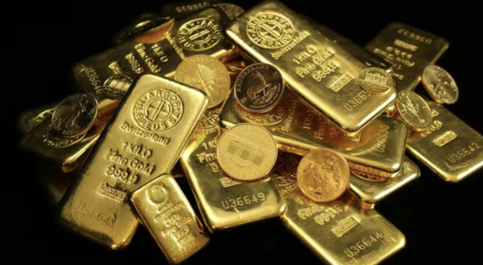 Global Pressure Weighs on Silver; Gold Finds Support from Central Bank Buying