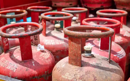 Ministry of Petroleum and Natural Gas Assures No Shortage of LPG, Urges People to Avoid Panic Booking