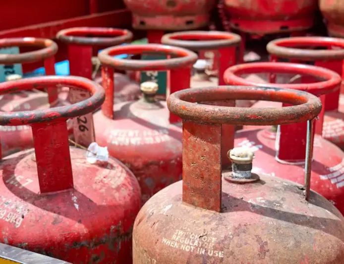 Ministry of Petroleum and Natural Gas Assures No Shortage of LPG, Urges People to Avoid Panic Booking