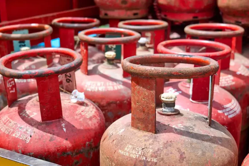 Ministry of Petroleum and Natural Gas Assures No Shortage of LPG, Urges People to Avoid Panic Booking