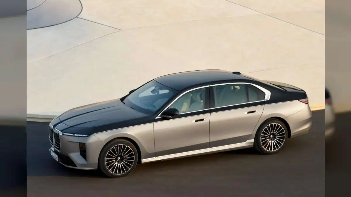 BMW Unveils Facelifted BMW 7 Series with Futuristic Design, Panoramic iDrive &amp; Electric i7 Lineup