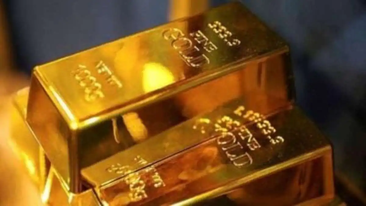 Gold Falls ₹200, Silver Crashes ₹3,000 in New Delhi as Strong US Dollar Weighs on Bullion