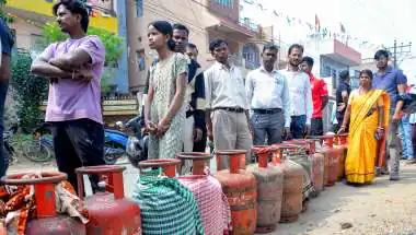 India LPG Consumption Drops 13% in March Amid West Asia Supply Disruptions