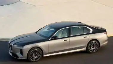 BMW Unveils Facelifted BMW 7 Series with Futuristic Design, Panoramic iDrive & Electric i7 Lineup
