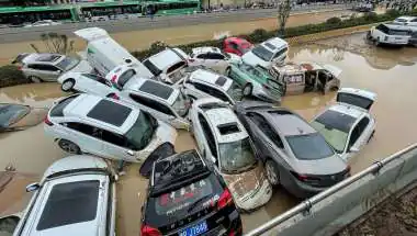 Cloudburst Chaos in Qinzhou: Roads Turn Rivers, Rescue Ops Underway