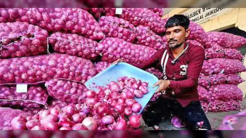 India Faces Onion Glut as Gulf Demand Falls, Farmers Forced to Sell Cheap