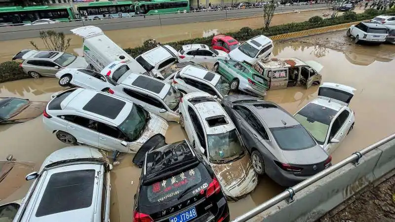 Cloudburst Chaos in Qinzhou: Roads Turn Rivers, Rescue Ops Underway