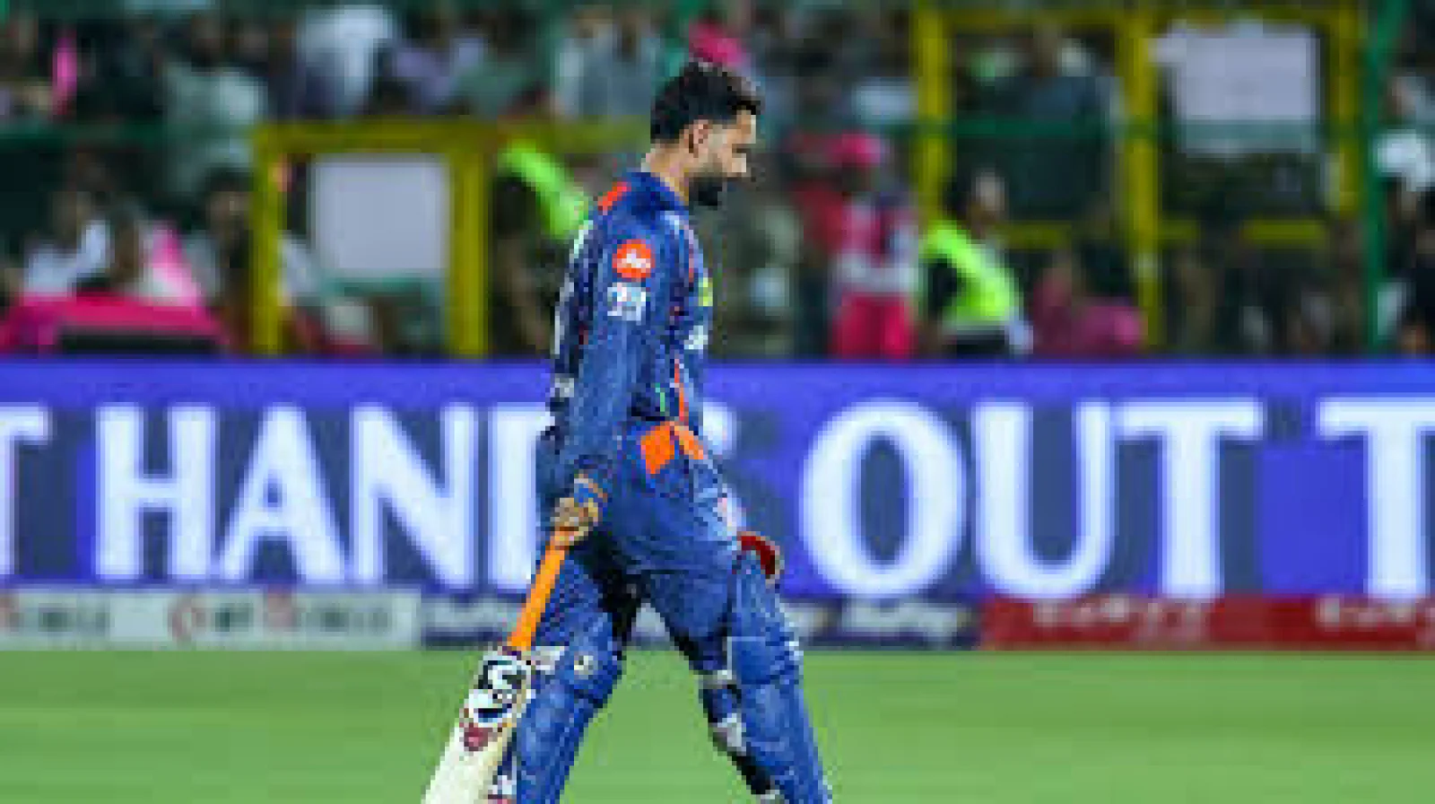 Lucknow Super Giants Captain Rishabh Pant Unhappy with 20 Extras in Loss vs Delhi Capitals
